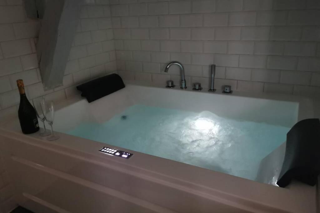 Appartement Jacuzzi Privatif : Urban Love Verneuil d'Avre et d'Iton Exteriör bild